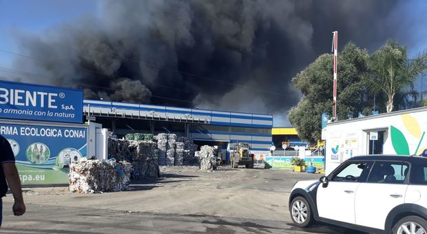 Incendio nel Napoletano: nube di gas larga 7003 campi di calcio