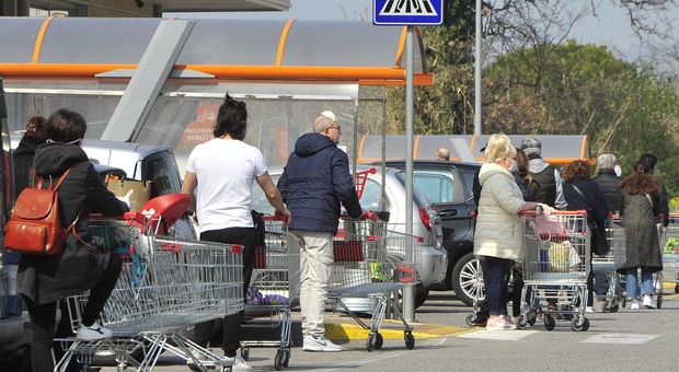 Pesaro, ressa ai supermercati per la Pasqua ai tempi del Coronavirus: grida, spintoni e denunce