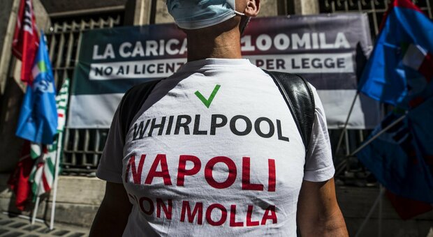 Whirlpool Napoli, al tavolo di Roma l'azienda conferma: «Licenziamenti il 15 ottobre»