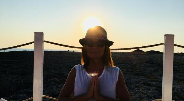 Bloccata sugli scogli a Ischia, turista romana si salva grazie a yoga e Whats App