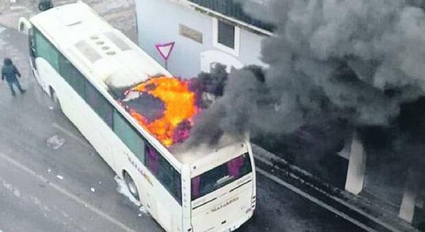 Follia ultras per Paganese-Casertana: scontri e bus con 50 tifosi dentro incendiato