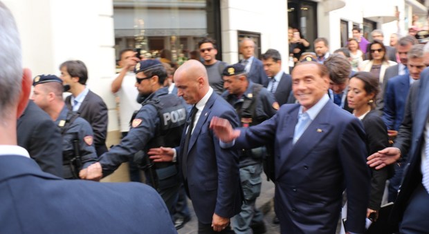Berlusconi a Capri per la Confindustria: è bagno di folla