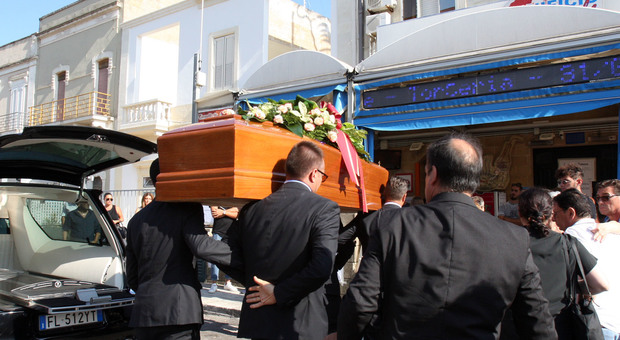 «Addio a Luca», commozione ai funerali del "re" del cornetto
