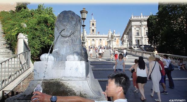 Roma, dai turisti un tesoretto per le buche: dalla tassa di soggiorno 18 milioni per le riparazioni