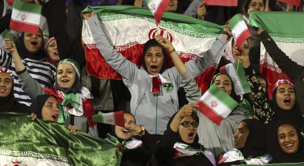 Iran, donne ammesse allo stadio per la prima volta. Ma solo per partite internazionali