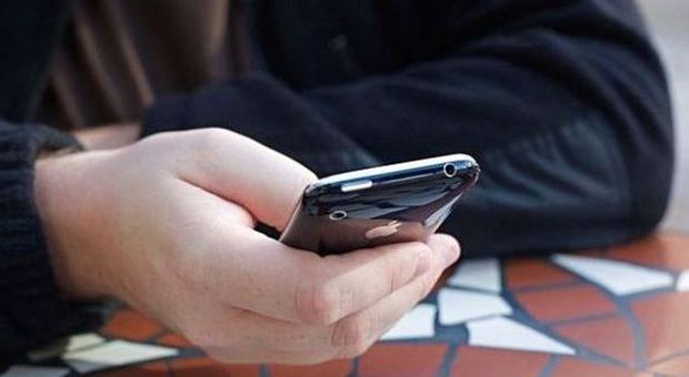 Lascia la fidanzata ed elenca in un sms i sei motivi: il messaggio diventa virale