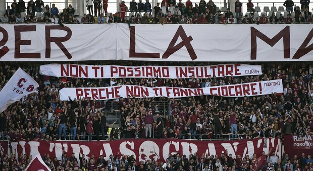 Belotti, lo striscione della curva del Torino: «Non ti possiamo insultare perché non ti fanno giocare»