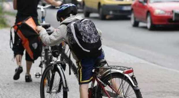 A scuola in bici, ragazzino aggredito da un uomo con il passamontagna