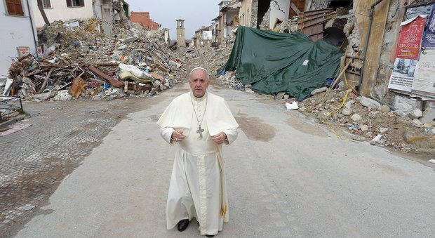 Papa Francesco dai terremotati nelle tendopoli di Amatrice e Pescara del Tronto