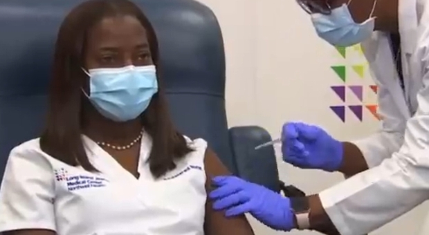 Stati Uniti, il primo vaccino anti-Covid a un'infermiera afroamericana