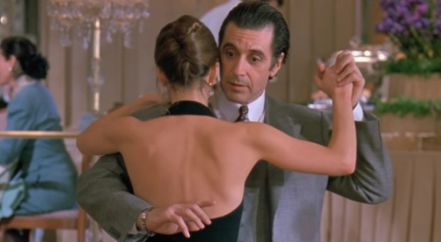 Al Pacino papà a 83 anni per la quarta volta: la fidanzata di 29 anni (Noor Alfallah) è la ex di Mick Jagger