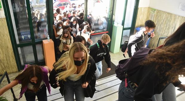 Scuola, l'Abruzzo torna sui banchi: studenti in calo. Gap informatica