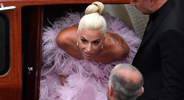 Fulmine sul Lido ferma per un quarto d'ora la proiezione con Lady Gaga