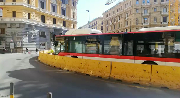 Napoli, traffico ai tempi del Coronavirus: bus e furgoncino restano incastrati