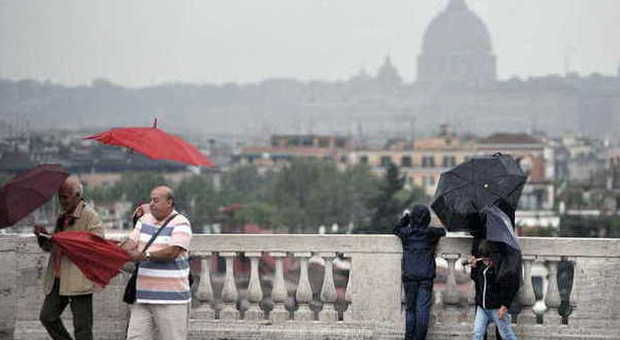 Maltempo, bomba d'acqua a Roma sud. L'allerta continua: "Ancora piogge"