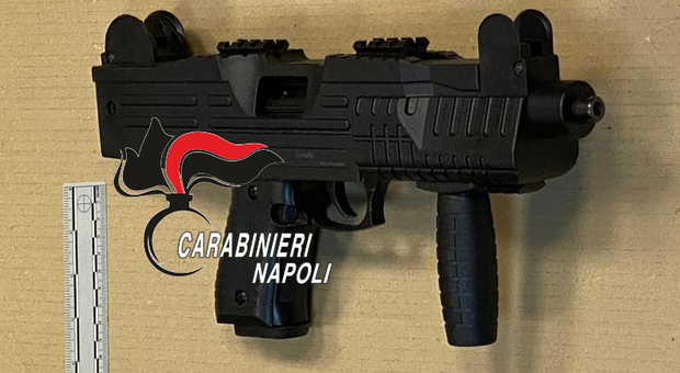 Camorra, l'arsenale del clan nel negozio del fruttivendolo: sequestrati pistole, kalashnikov e mitragliatrici a Napoli