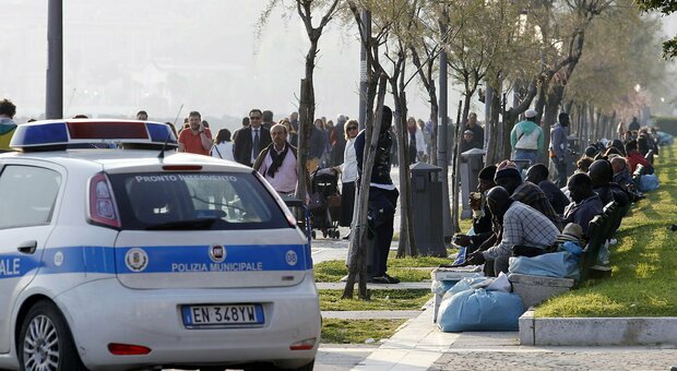 Salerno, rissa tra stranieri sul Lungomare feriti 4 vigili urbani intervenuti sul posto