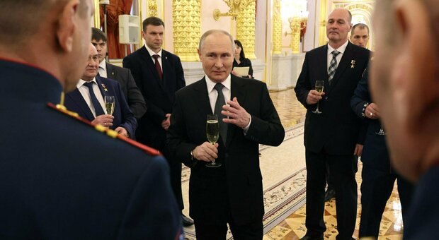 «Putin paranoico: usa i sosia e tiene gli ospiti a distanza». Indagine russa su 521 incontri pubblici