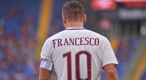 Roma-San Lorenzo, Totti in campo con una maglia speciale: «Francesco»