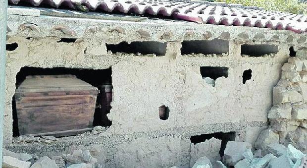Terremoto, Amatrice, il sisma scoperchia anche i loculi: cimiteri chiusi il giorno dei morti