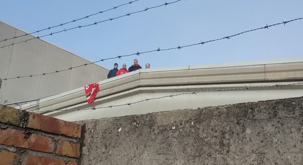 Airola, Vima licenzia i sindacalisti: sciopero e sit in sui tetti
