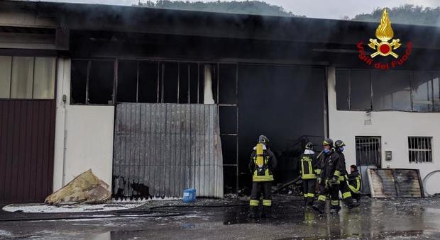 Incendio devasta un’azienda di abbigliamento