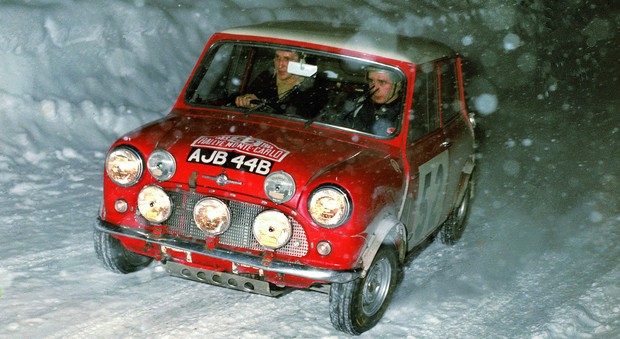 La Mini Cooper di Timo Makinen al rally di Montecarlo del 1965