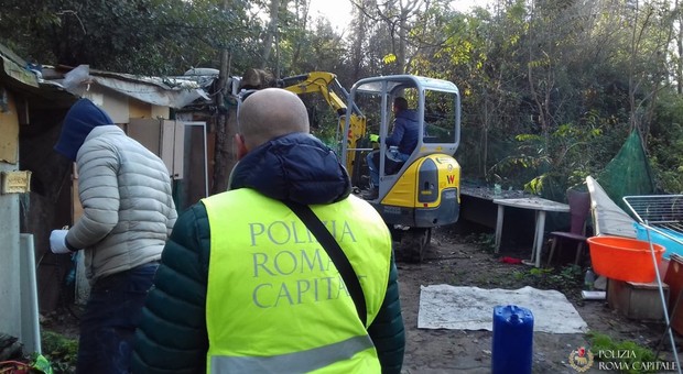 Roma, sgomberati dai vigili due insediamenti abusivi al Portuense: quattro denunciati