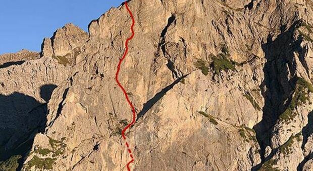 La linea rossa mostra la via seguita dai tre alpinisti bellunesi per salire la Cima Gea
