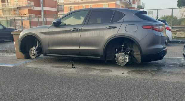 Automobile dopo il furto degli pneumatici a Portici