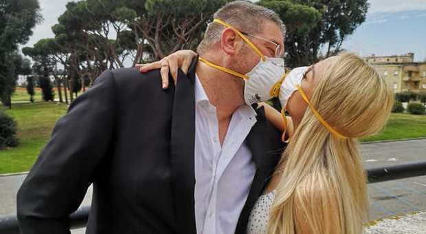 Il Coronavirus non ferma le nozze a Sabaudia: Alberto può baciare la sposa, ma con la mascherina