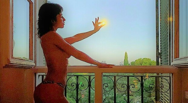 Ursula Corberò, il topless di Tokyo de La casa di carta manda in tilt Instagram