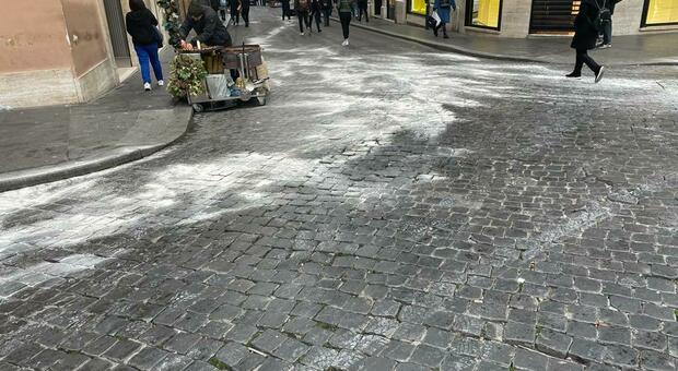 Roma, si rompe il labbro scivolando su una perdita d’olio a piazza di Spagna