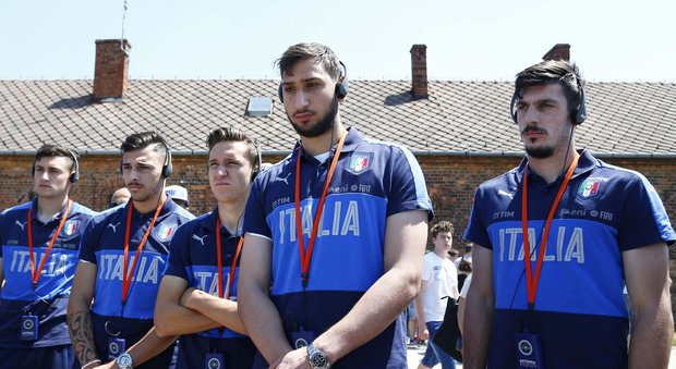 Under 21, l’Italia in visita ad Auschwitz. Benassi: «Qui per non dimenticare»