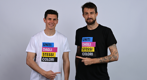 Francesco Acerbi (a destra) nella campagna contro la discriminazione razziale della Federcalcio nel 2023