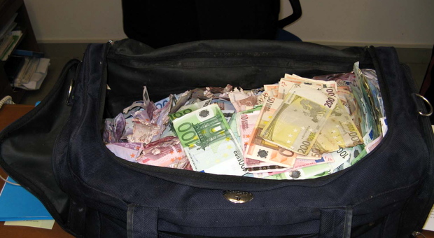 Roma, fermato dai carabinieri, nel borsone aveva 100mila euro in contanti: denunciato 51enne