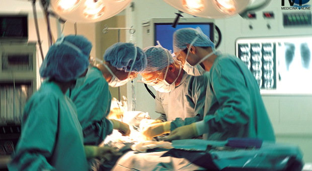 Cancro al seno, pazienti dimenticate: «Reparti chirurgici chiusi e diritto alla salute negato»