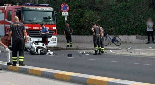 Esce in moto, urtato da un'auto all'incrocio sulla Riviera: muore 55enne