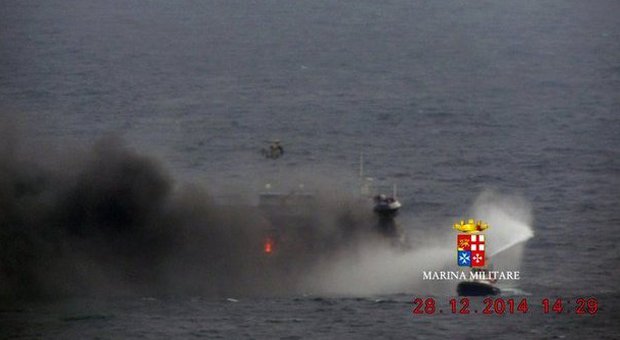 Traghetto in fiamme, per le informazioni la Farnesina ha reso operativo il numero 0659083426