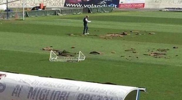 Varese-Avellino, vandalismo all'Ossola: devastato il campo, match rinviato