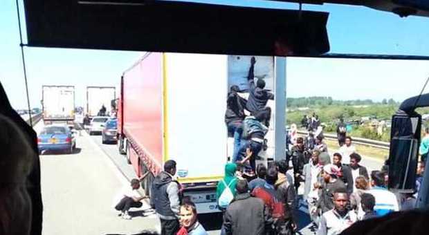 Francia, Calais, migranti assaltano un camion e accerchiano pullman di turisti