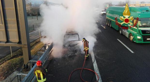 Land Rover prende fuoco all'improvviso in autostrada