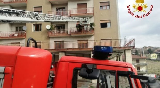 Avellino, appartamento in fiamme: 90enne salvata dai vigili del fuoco