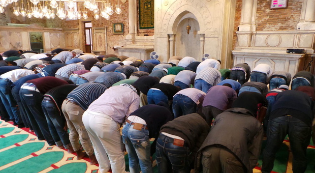 Fedeli in preghiera in una moschea