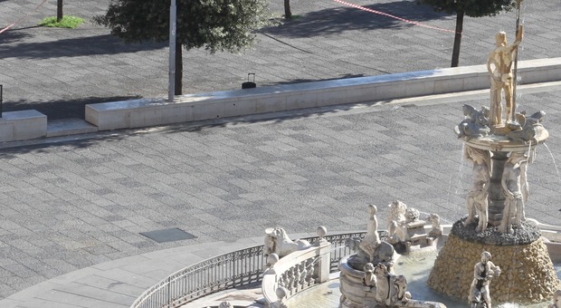 Il trolley abbandonato davanti alla Fontana del Nettuno