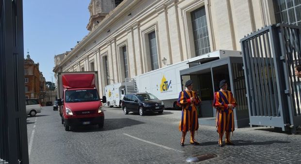 Il camion con i duemila carciofi e cento forme di pane di Sezze in Vaticano