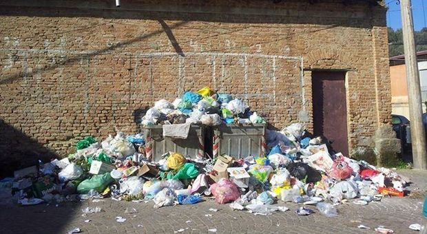 Non raccolgono la spazzatura da tre settimane: cittadino furioso la porta fuori al municipio