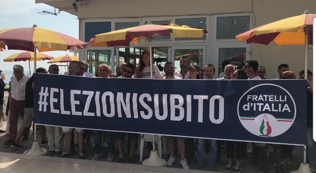Governo, Fratelli d'Italia raccoglie 50 mila firme per chiedere elezioni anticipate