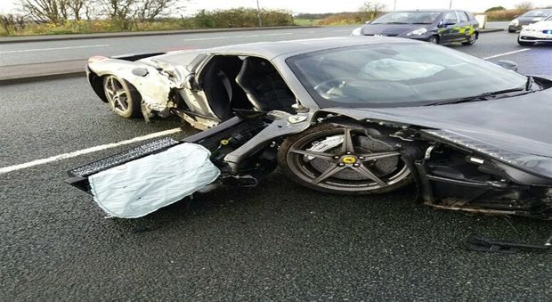 Manchester, in un post la polizia ironizza su un incidente che ha coinvolto una Ferrari