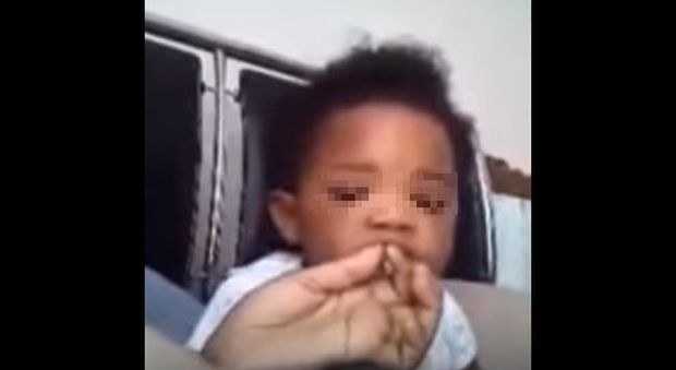 Bimba di un anno costretta a fumare dalla mamma, dopo il video choc la donna finisce in carcere